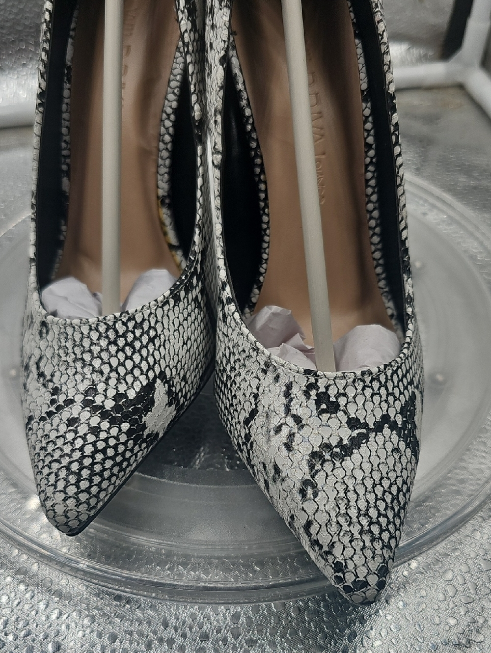 R Black And White Snake Pu Wild Diva heels Size 6 1/2 - Picture 6 of 13